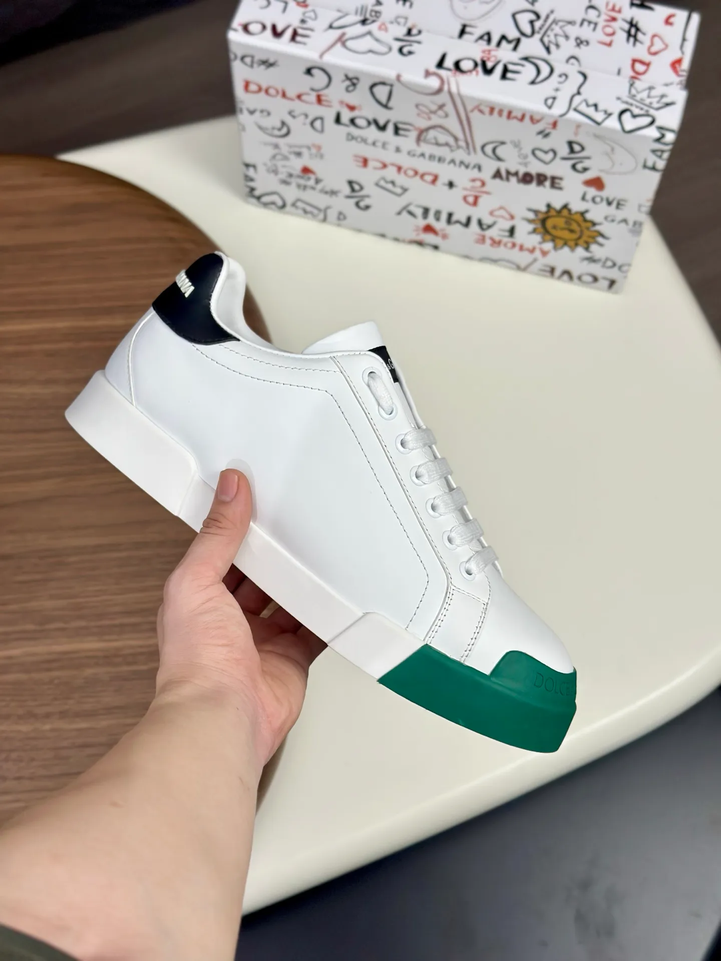 New product 💰800 DG Dolce & Gabbana men's shoes 💰ortofino calfskin sneakers ♞size; 39~44 (customized 38.45.46) Iconic men's shoes 💰ortofino series of sneakers, classic and timeless style, now presented with fashionable details. The calfskin engraved DG logo is a subtle finishing touch. Men's shoes💰ortofino calfskin sneakers: